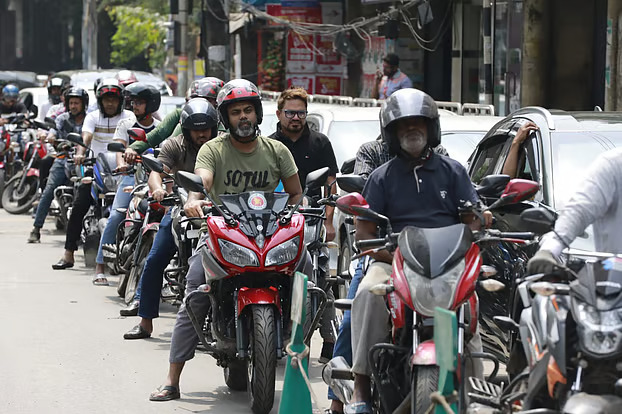তেল নিতে পাম্পের সামনে আজও অপেক্ষা