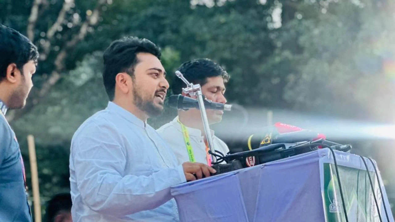 সরকার পুরোনো পথে হাঁটছে: নাহিদ ইসলাম